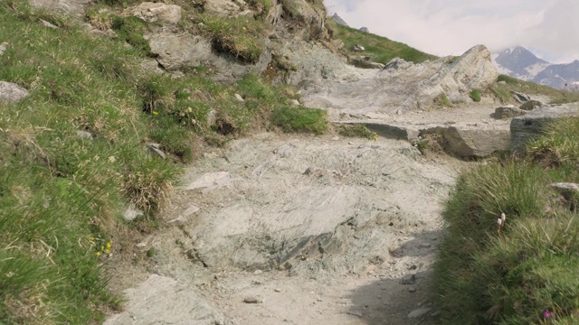 美丽的瑞士山脉徒步旅行，一览无遗的全景视频素材