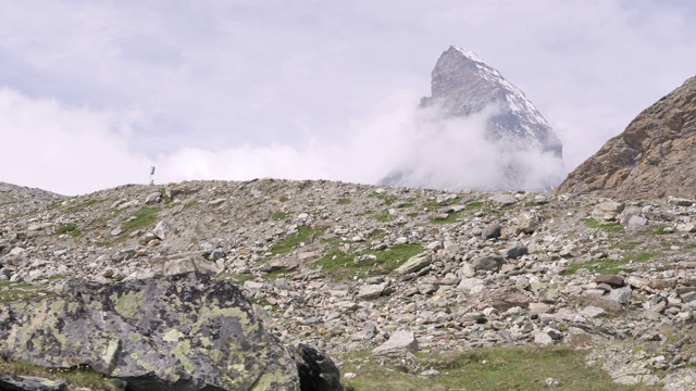 美丽的瑞士阿尔卑斯山徒步旅行，欣赏马特洪峰的景色视频素材