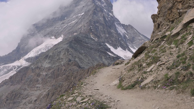 美丽的瑞士阿尔卑斯山徒步旅行，欣赏马特洪峰的景色视频素材