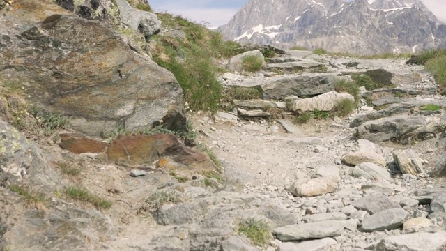 美丽的瑞士山脉徒步旅行，一览无遗的全景视频素材