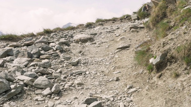 美丽的瑞士山脉徒步旅行，一览无遗的全景视频素材