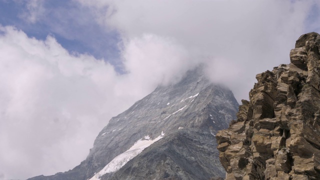 美丽的瑞士阿尔卑斯山徒步旅行，欣赏马特洪峰的景色视频素材