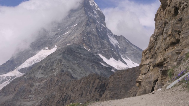 美丽的瑞士阿尔卑斯山徒步旅行，欣赏马特洪峰的景色视频下载