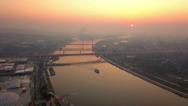 贝尔格莱德海滨和桥梁上空的浓雾鸟瞰图视频素材