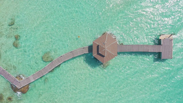 鸟瞰图的木制酒吧在海上和小屋与晴朗的天空和海滩在Koh Kood在Trat，泰国。暑假，旅游，假期和假期。在海上放松和旅行的概念。视频素材