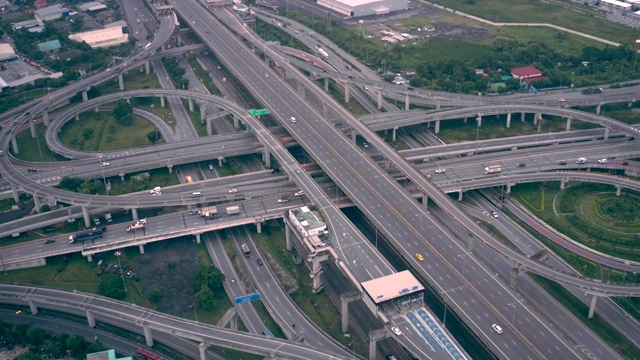 Timelapse, hyperapse为无人机鸟瞰图曼谷东外环公路泰国在黎明。低灯光和低交通堵塞显示车辆行驶在俯视图。视频素材