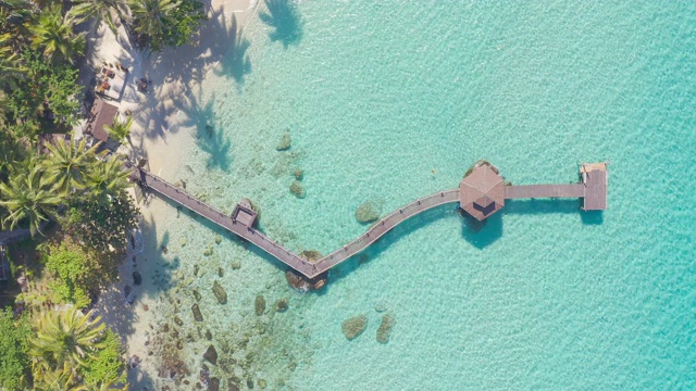 鸟瞰图的木制酒吧在海上和小屋与晴朗的天空和海滩在Koh Kood在Trat，泰国。暑假，旅游，假期和假期。在海上放松和旅行的概念。视频素材