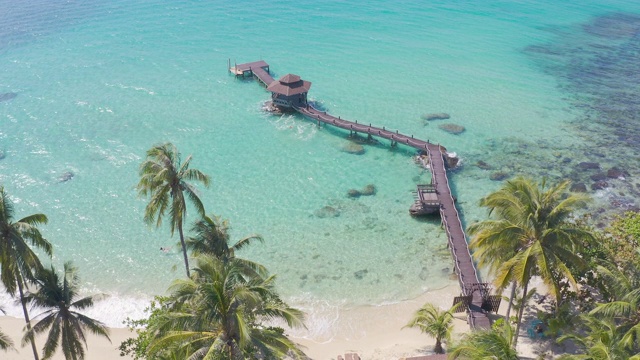 鸟瞰图的木制酒吧在海上和小屋与晴朗的天空和海滩在Koh Kood在Trat，泰国。暑假，旅游，假期和假期。在海上放松和旅行的概念。视频素材