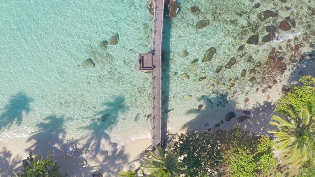 鸟瞰图的木制酒吧在海上和小屋与晴朗的天空和海滩在Koh Kood在Trat，泰国。暑假，旅游，假期和假期。在海上放松和旅行的概念。视频素材