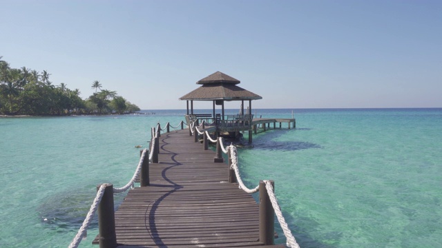 鸟瞰图的木制酒吧在海上和小屋与晴朗的天空和海滩在Koh Kood在Trat，泰国。暑假，旅游，假期和假期。在海上放松和旅行的概念。视频素材