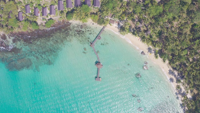 鸟瞰图的木制酒吧在海上和小屋与晴朗的天空和海滩在Koh Kood在Trat，泰国。暑假，旅游，假期和假期。在海上放松和旅行的概念。视频素材