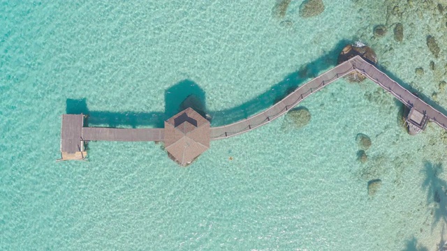 鸟瞰图的木制酒吧在海上和小屋与晴朗的天空和海滩在Koh Kood在Trat，泰国。暑假，旅游，假期和假期。在海上放松和旅行的概念。视频素材