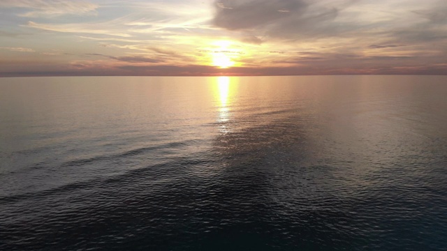 海洋和翻滚的海浪在佛罗里达的海湾沿岸，没有人。视频素材