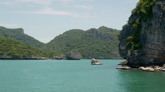 一组海岛在昂通国家海洋公园附近的苏梅岛天堂热带旅游胜地。泰国湾的群岛。田园诗般的绿松石海洋自然背景与复制空间视频素材