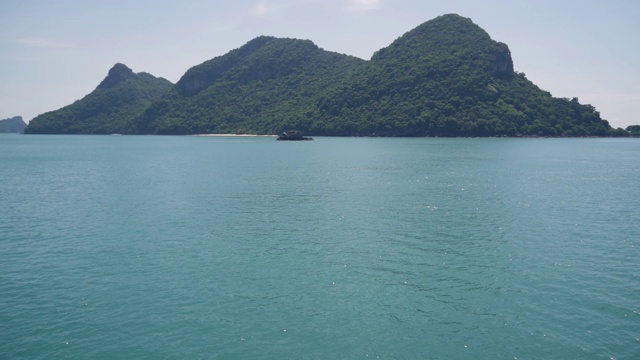 一组海岛在昂通国家海洋公园附近的苏梅岛天堂热带旅游胜地。泰国湾的群岛。田园诗般的绿松石海洋自然背景与复制空间视频素材