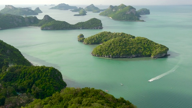 鸟瞰图鸟瞰图的海洋岛屿在昂通国家海洋公园附近的旅游天堂苏梅岛热带度假胜地。泰国湾的群岛。田园诗般的自然背景视频素材