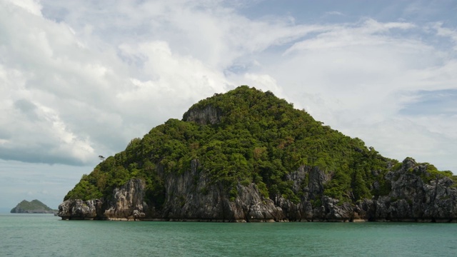 一组海岛在昂通国家海洋公园附近的苏梅岛天堂热带旅游胜地。泰国湾的群岛。田园诗般的绿松石海洋自然背景与复制空间视频素材