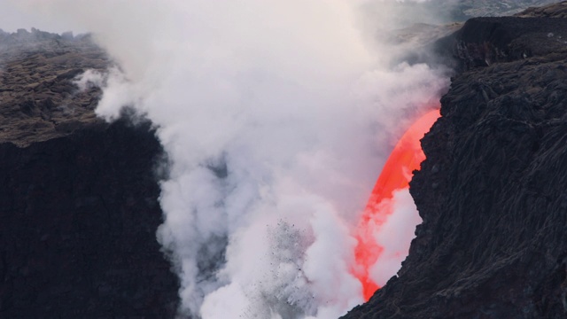 Kīlauea火山的熔岩流入海洋视频素材