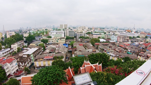 从Wat Saket寺庙(金山)顶部在曼谷市，泰国。佛教的象征。位于曼谷市中心的古老的精神场所。远处的摩天大楼视野宽广。视频素材