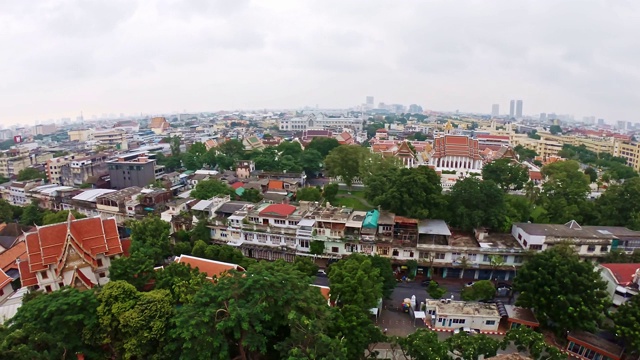 从Wat Saket寺庙(金山)顶部在曼谷市，泰国。佛教的象征。位于曼谷市中心的古老的精神场所。远处的摩天大楼视野宽广。视频素材