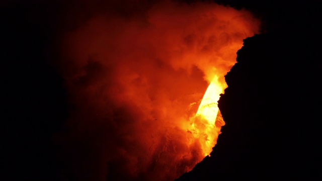 Kīlauea火山的熔岩流入海洋视频素材