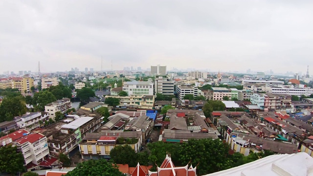 从Wat Saket寺庙(金山)顶部在曼谷市，泰国。佛教的象征。位于曼谷市中心的古老的精神场所。远处的摩天大楼视野宽广。视频素材