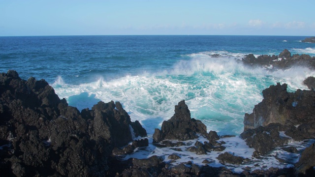 海浪冲击着夏威夷海岸视频素材