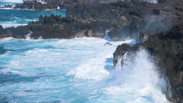 海浪冲击着夏威夷海岸视频素材