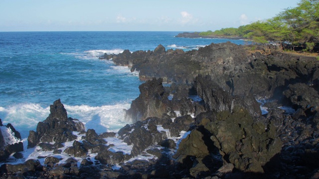 海浪冲击着夏威夷海岸视频素材