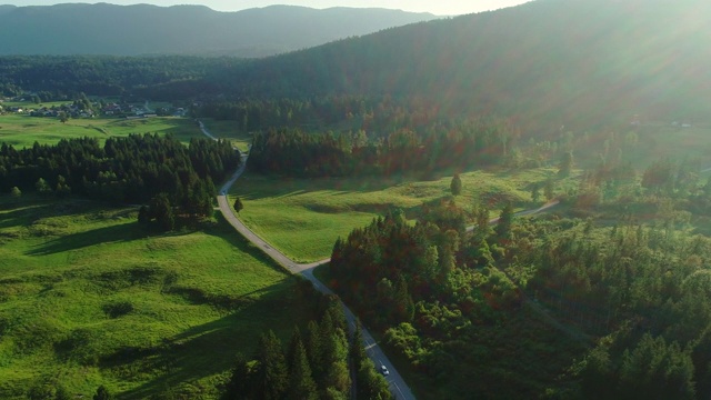 美丽宁静的早晨乡村景色与道路穿过视频素材