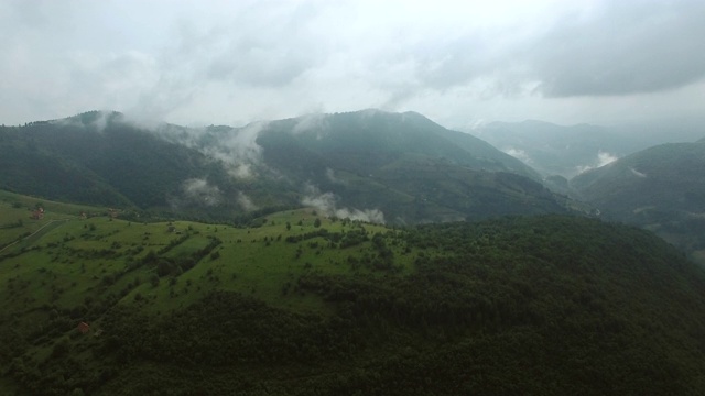 山上的鸟瞰图视频素材