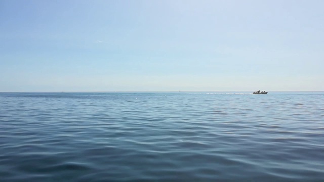 漂浮在海上的充气摩托艇。夏天的风景。视频下载