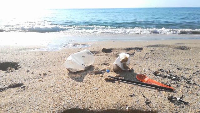 派对后海滩上的海水污染。视频素材