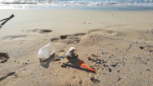 派对后海滩上的海水污染。视频下载