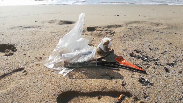 派对后海滩上的海水污染。视频素材