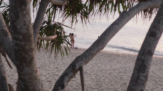 两个亚洲女人在海滩上散步视频素材