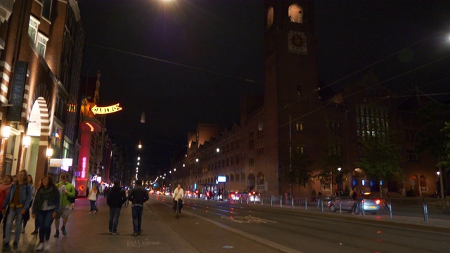 夜间阿姆斯特丹市中心拥挤的交通，荷兰街道全景4k视频素材