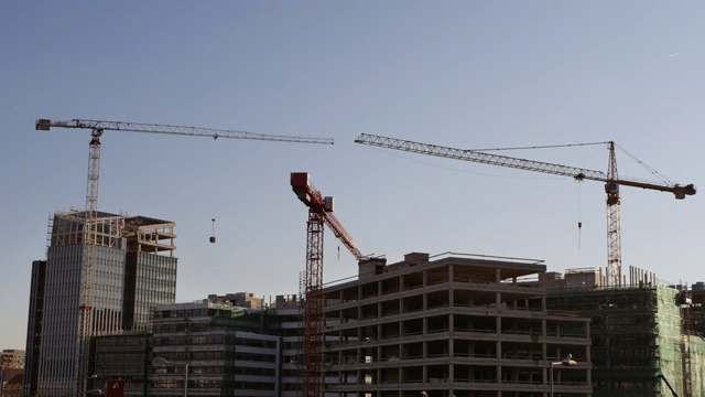 建筑工地的时间流逝与起重机和现代建筑视频素材