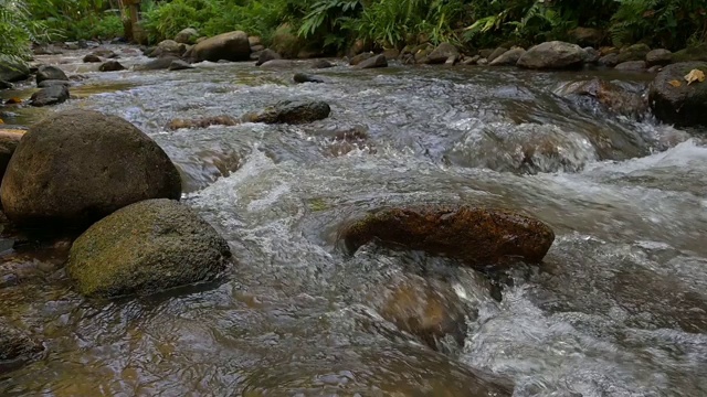 慢镜头，河水在河里流动视频素材