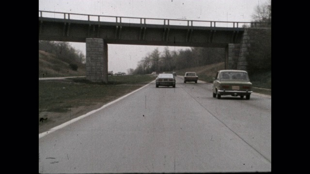 1979年，美国纽约州纽约市高速公路上行驶的汽车视频素材