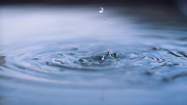 有小而平静的波浪的流水视频素材