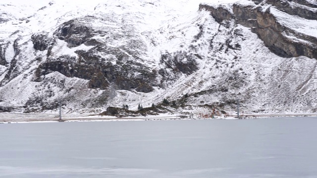 在瑞士山区的小路上徒步旅行视频素材