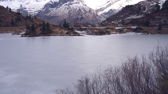 在瑞士山区的小路上徒步旅行视频素材