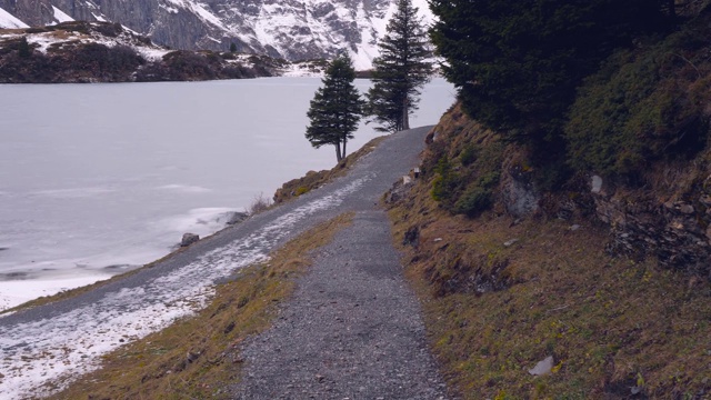 在瑞士山区的小路上徒步旅行视频素材