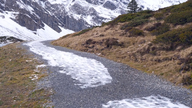 在瑞士山区的小路上徒步旅行视频素材