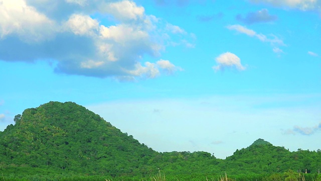 白云飘过山，蓝天为背景视频素材