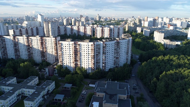 夏天从高处俯瞰这座城市视频素材