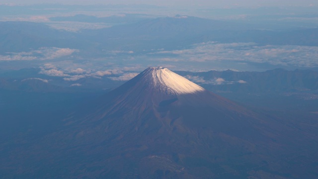 鸟瞰富士山(富士山)和蓝天。4 k UHD视频素材