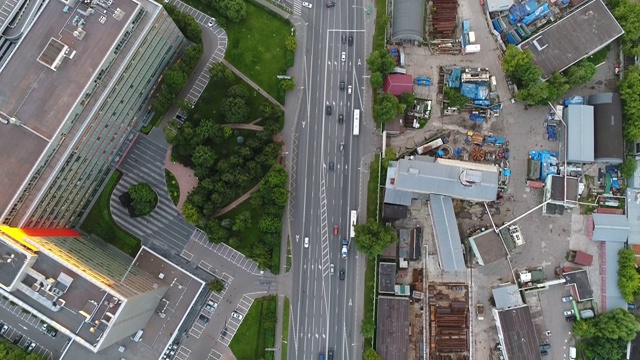 在多车道道路上飞行视频素材