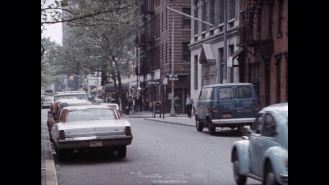 1979年，跑车行驶在格林村的克里斯托弗街，纽约市，美国纽约州视频素材